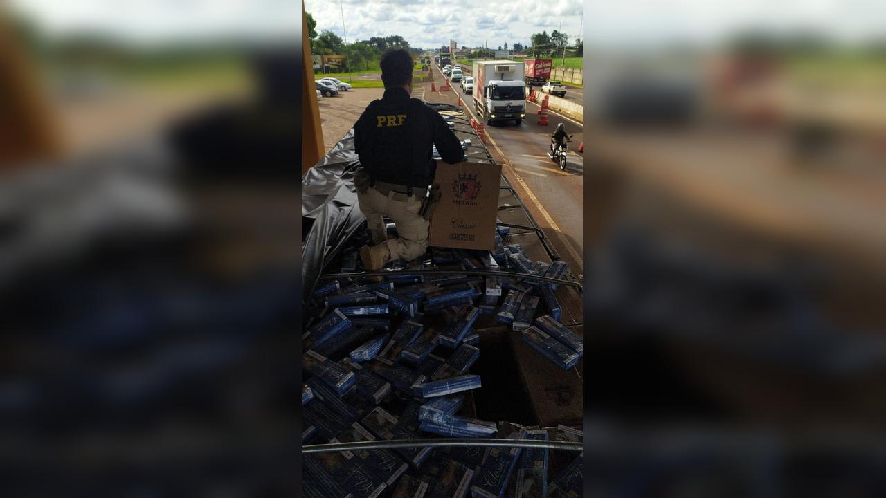 PRF apreende carreta de cigarros na BR-277, em Cascavel PRF apreende carreta de cigarros na BR-277, em Cascavel