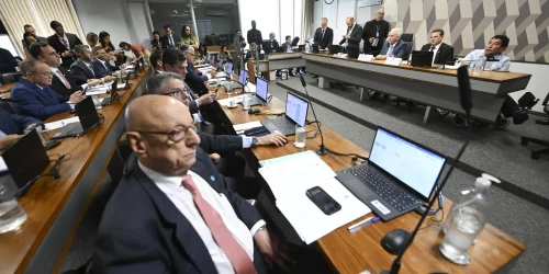 CCJ do Senado aprova PL da Dosimetria e plenário pode votar ainda hoje Imagem referente a CCJ do Senado aprova PL da Dosimetria e plenário pode votar ainda hoje