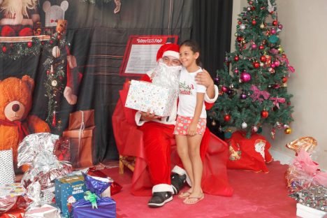 Com muita gratidão e alegria, crianças recebem presentes da campanha “Adote uma Cartinha” Imagem referente a Com muita gratidão e alegria, crianças recebem presentes da campanha “Adote uma Cartinha”