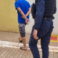Entre moradores de rua, GM captura jovem no Centro com mandado em aberto por roubo Imagem referente a Entre moradores de rua, GM captura jovem no Centro com mandado em aberto por roubo
