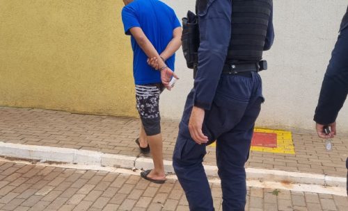 Entre moradores de rua, GM captura jovem no Centro com mandado em aberto por roubo Imagem referente a Entre moradores de rua, GM captura jovem no Centro com mandado em aberto por roubo