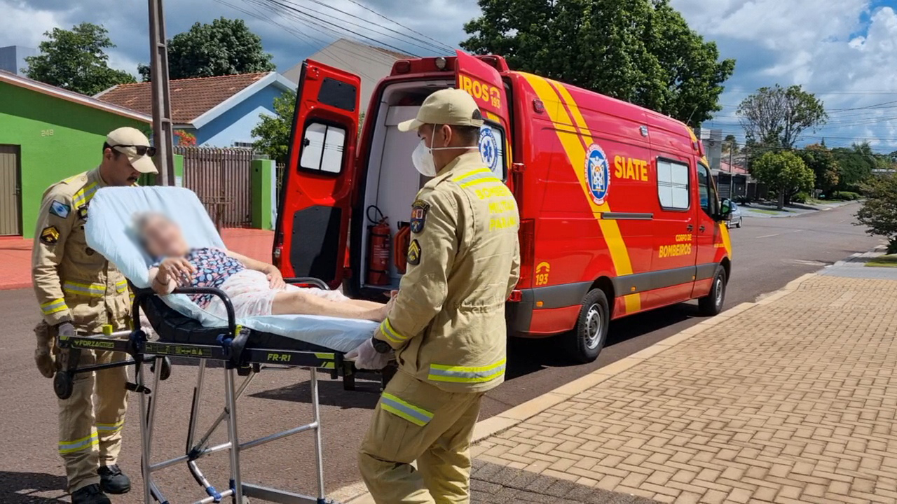 Idosa sofre queda em banheiro e é socorrida pelo Siate em Cascavel Imagem referente a Idosa sofre queda em banheiro e é socorrida pelo Siate em Cascavel