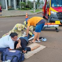 Motociclista quebra a perna em acidente no bairro Esmeralda, em Cascavel Imagem referente a Motociclista quebra a perna em acidente no bairro Esmeralda, em Cascavel