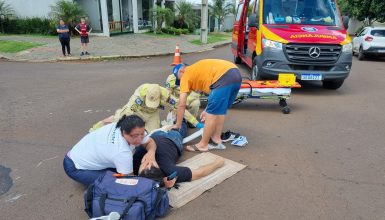 Motociclista quebra a perna em acidente no bairro Esmeralda, em Cascavel Imagem referente a Motociclista quebra a perna em acidente no bairro Esmeralda, em Cascavel
