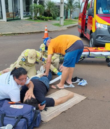 Motociclista quebra a perna em acidente no bairro Esmeralda, em Cascavel Imagem referente a Motociclista quebra a perna em acidente no bairro Esmeralda, em Cascavel