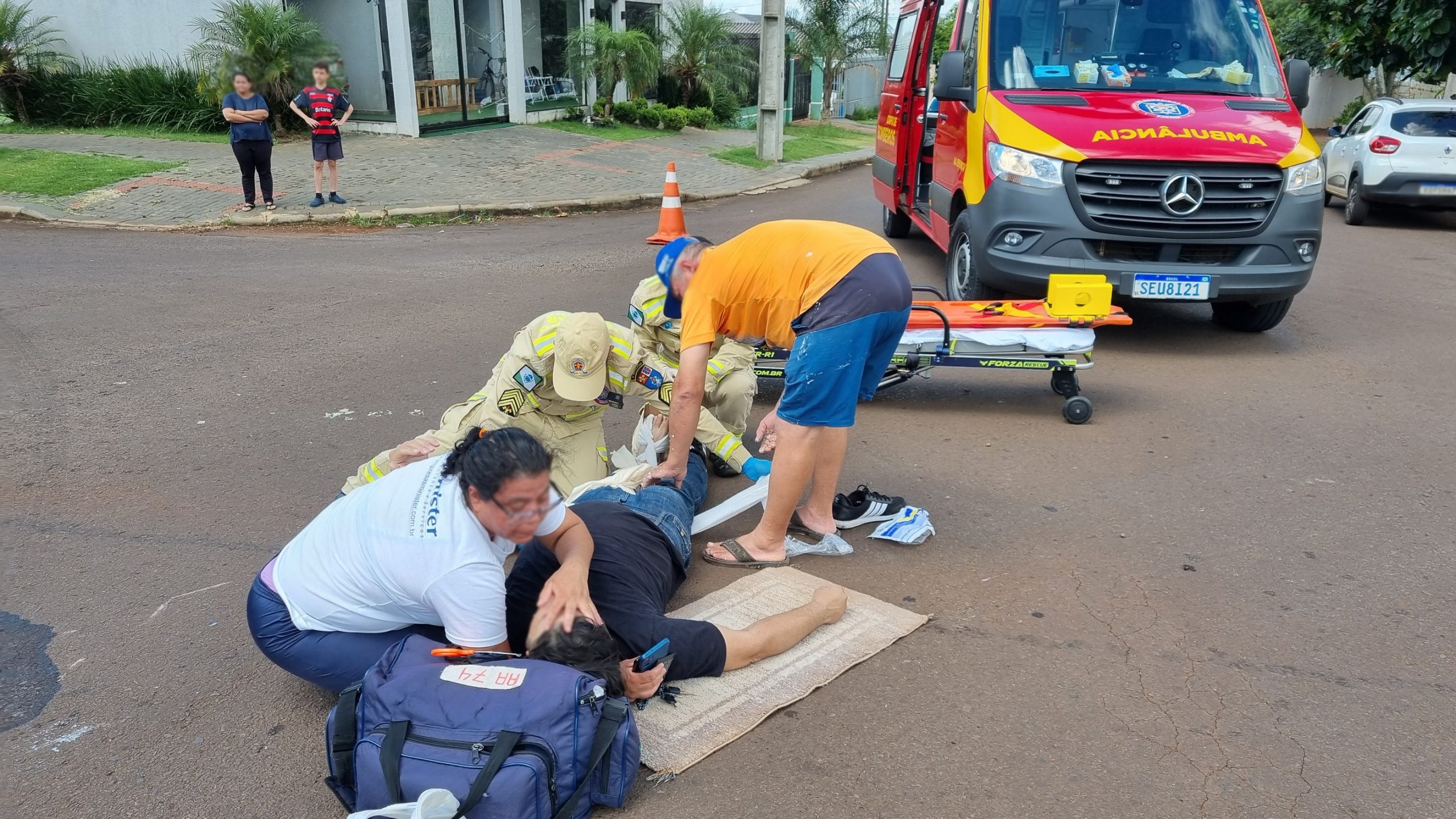 Motociclista quebra a perna em acidente no bairro Esmeralda, em Cascavel Imagem referente a Motociclista quebra a perna em acidente no bairro Esmeralda, em Cascavel