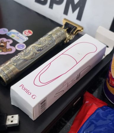Jovem é preso após furtar guloseimas e vibrador em casa no Morumbi, em Cascavel Imagem referente a Jovem é preso após furtar guloseimas e vibrador em casa no Morumbi, em Cascavel