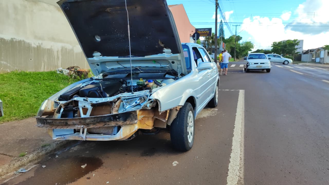 Parati e Santana colidem em cruzamento perigoso no Periolo Parati e Santana colidem em cruzamento perigoso no Periolo