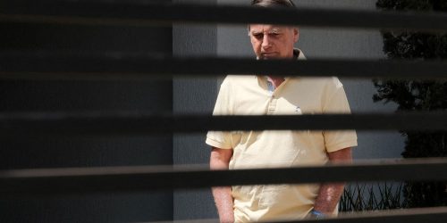 Bolsonaro pede autorização para fazer fisioterapia na prisão Imagem referente a Bolsonaro pede autorização para fazer fisioterapia na prisão