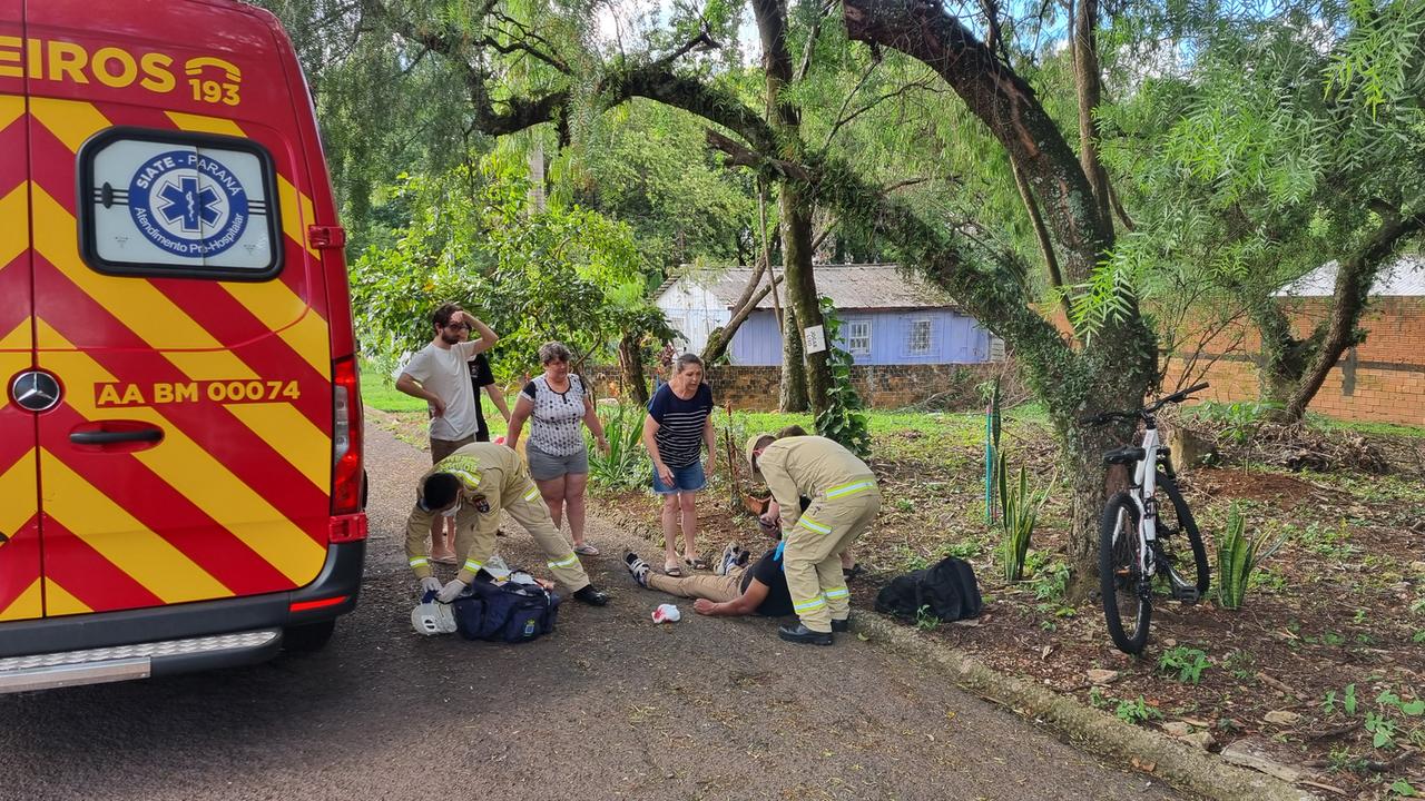 Homem cai de bicicleta e precisa ser socorrido pelo Siate no Centro