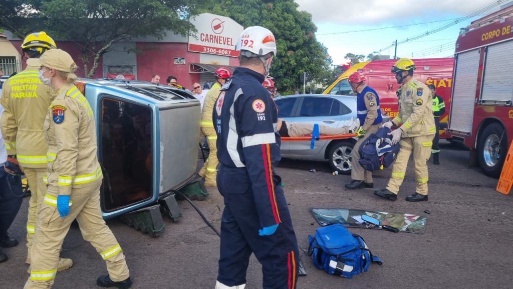 Cerveja no carro: Forte pancada entre Uno e Onix termina em carro tombado e vítima no Centro de Cascavel