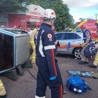 Cerveja no carro: Forte pancada entre Uno e Onix termina em carro tombado e vítima no Centro de Cascavel Imagem referente a Cerveja no carro: Forte pancada entre Uno e Onix termina em carro tombado e vítima no Centro de Cascavel