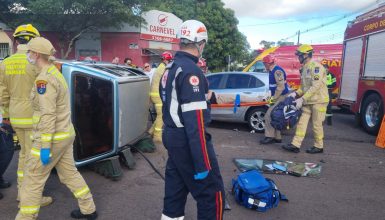 Cerveja no carro: Forte pancada entre Uno e Onix termina em carro tombado e vítima no Centro de Cascavel Imagem referente a Cerveja no carro: Forte pancada entre Uno e Onix termina em carro tombado e vítima no Centro de Cascavel