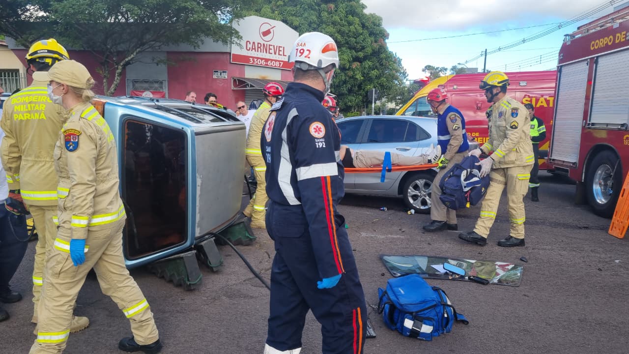 Cerveja no carro: Forte pancada entre Uno e Onix termina em carro tombado e vítima no Centro de Cascavel Imagem referente a Cerveja no carro: Forte pancada entre Uno e Onix termina em carro tombado e vítima no Centro de Cascavel