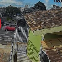 Câmera flagra acidente que deixou mulher ferida no Cancelli Imagem referente a Câmera flagra acidente que deixou mulher ferida no Cancelli