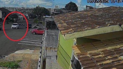 Câmera flagra acidente que deixou mulher ferida no Cancelli Imagem referente a Câmera flagra acidente que deixou mulher ferida no Cancelli