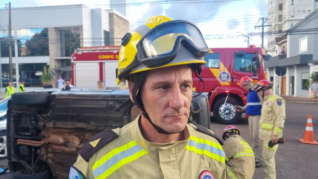 “Atravessou a preferencial”, diz subtenente sobre acidente que terminou em tombamento no Centro