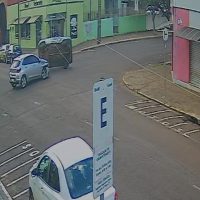 Pancada! Câmera flagra Fiat Uno capotando em acidente no Centro Imagem referente a Pancada! Câmera flagra Fiat Uno capotando em acidente no Centro