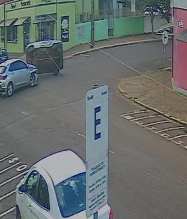 Pancada! Câmera flagra Fiat Uno capotando em acidente no Centro Imagem referente a Pancada! Câmera flagra Fiat Uno capotando em acidente no Centro