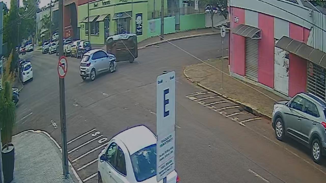 Pancada! Câmera flagra Fiat Uno capotando em acidente no Centro Imagem referente a Pancada! Câmera flagra Fiat Uno capotando em acidente no Centro