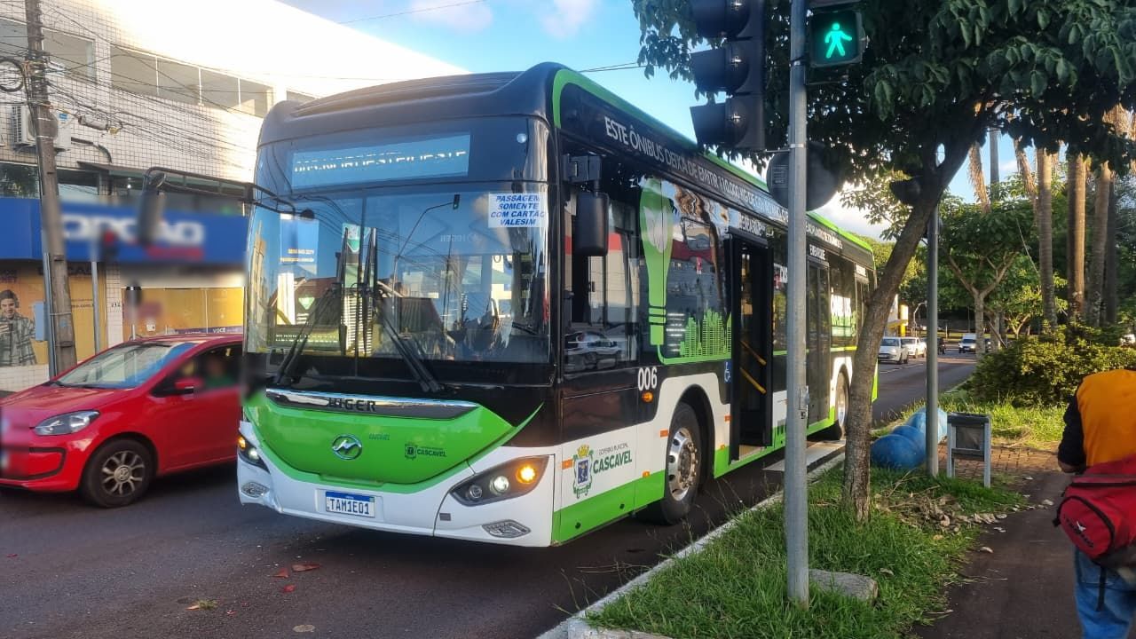 Acidente entre ônibus e carro é registrado no Bairro São Cristóvão