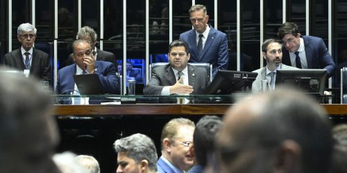 Senado aprova redução da pena de condenados pelo 8/1 e trama golpista Imagem referente a Senado aprova redução da pena de condenados pelo 8/1 e trama golpista