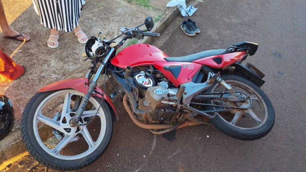 Jovem quebra a perna em acidente entre motos no Conjunto Riviera