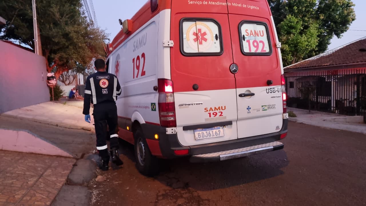 Homem cai em via pública, fere a cabeça e é socorrido pelo Samu no Jardim Bela Vista