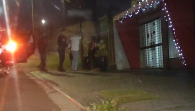 Vídeo mostra abordagem policial que terminou com venezuelano preso em Cascavel Imagem referente a Vídeo mostra abordagem policial que terminou com venezuelano preso em Cascavel