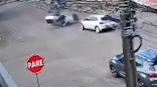 Novas imagens mostram colisão e capotamento no Centro Imagem referente a Novas imagens mostram colisão e capotamento no Centro