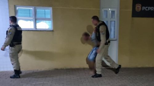 Suspeito de agredir companheira é preso após retornar à residência em Cascavel Imagem referente a Suspeito de agredir companheira é preso após retornar à residência em Cascavel