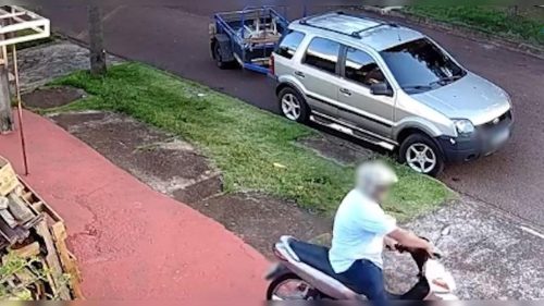 Câmeras flagram atitude incomum de motociclista em frente a casa em Cascavel Imagem referente a Câmeras flagram atitude incomum de motociclista em frente a casa em Cascavel