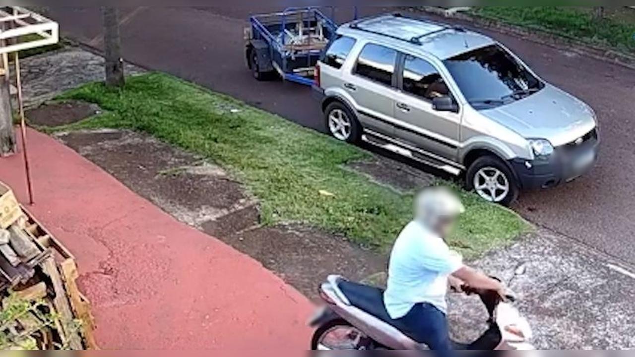 Câmeras flagram atitude incomum de motociclista em frente a casa em Cascavel