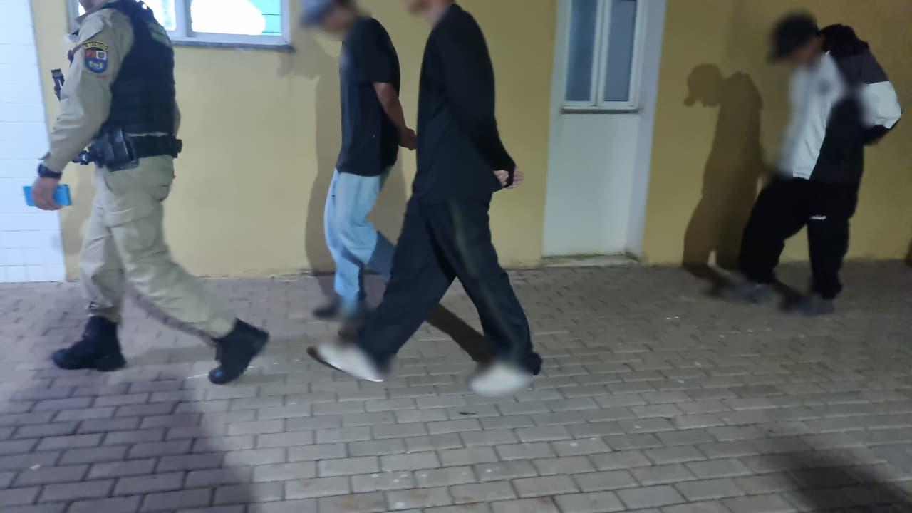 Polícia Militar aborda grupo e apreende drogas no bairro Floresta em Cascavel