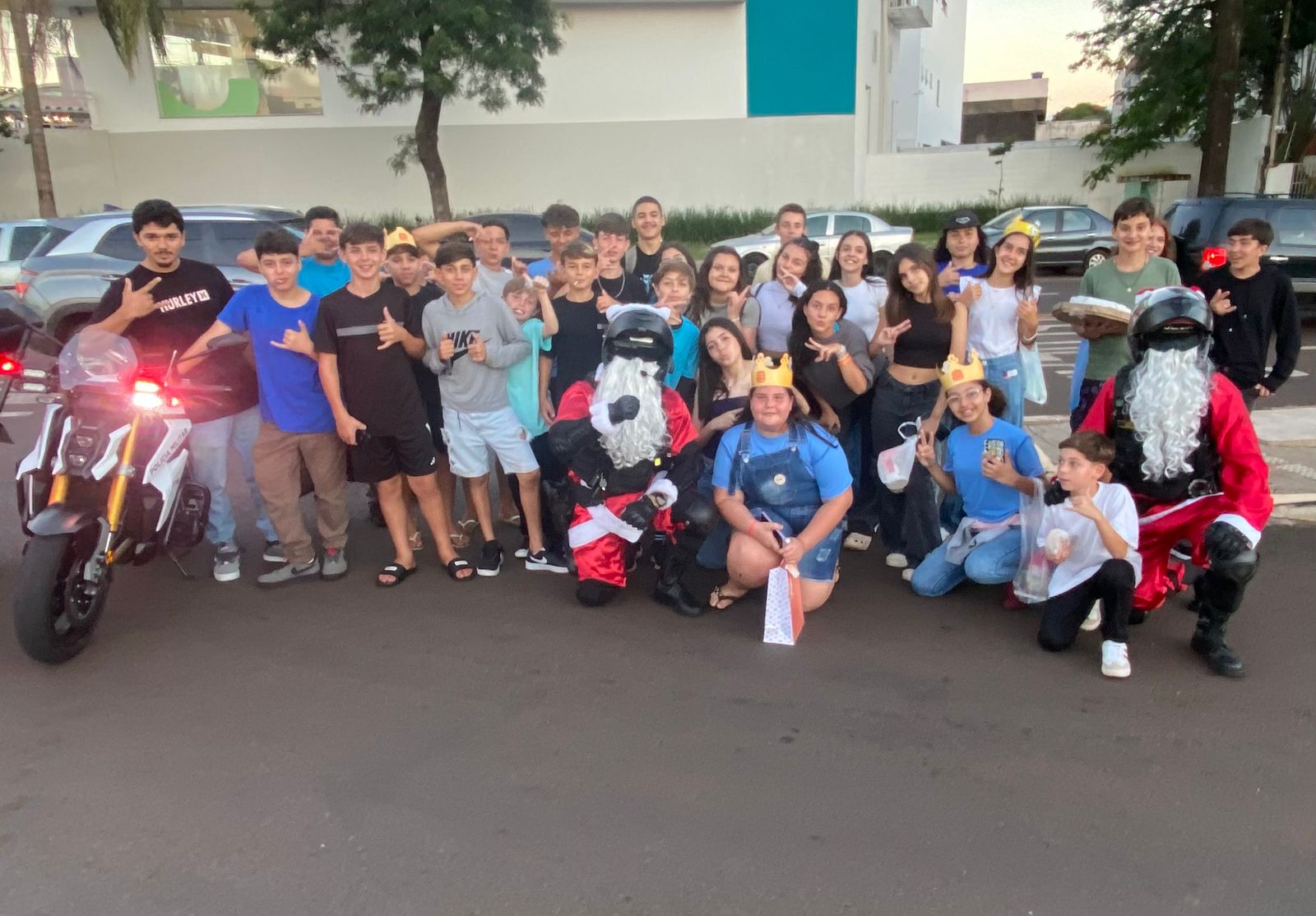 PM Noel: Equipe do GOTran faz alegria da criançada com distribuição de presentes em Cascavel