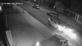 Carro de autoescola é flagrado trafegando na contramão em Cascavel