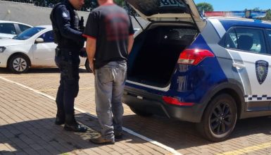 Homem com mandado de prisão por crime de estupro é preso por durante investigação de veículo furtado em Cascavel Imagem referente a Homem com mandado de prisão por crime de estupro é preso por durante investigação de veículo furtado em Cascavel