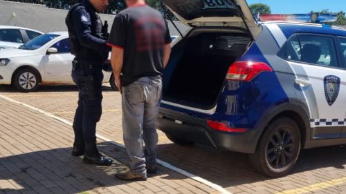 Homem com mandado de prisão por crime de estupro é preso por durante investigação de veículo furtado em Cascavel Imagem referente a Homem com mandado de prisão por crime de estupro é preso por durante investigação de veículo furtado em Cascavel