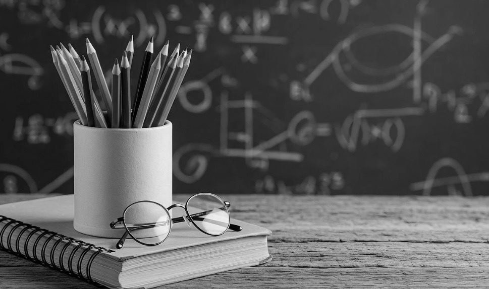 Professor é condenado por apalpar seio de aluna ao ensinar tarefa na sala de aula Professor é condenado por apalpar seio de aluna ao ensinar tarefa na sala de aula
