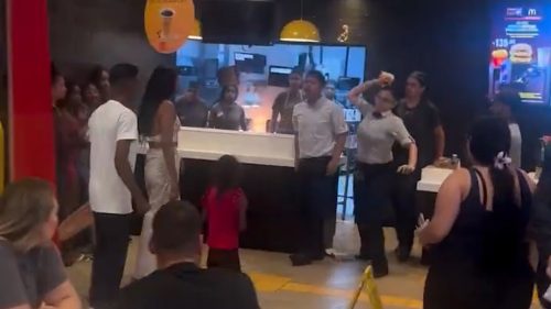 Vídeo mostra pancadaria generalizada em McDonald’s entre clientes e funcionários Imagem referente a Vídeo mostra pancadaria generalizada em McDonald’s entre clientes e funcionários