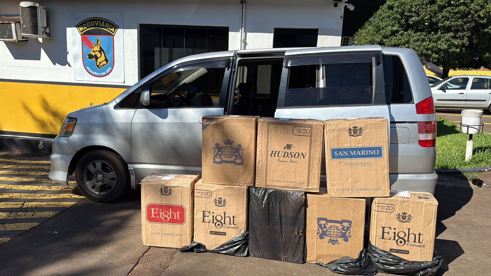 Van com placas paraguaias é apreendida com carga de cigarros contrabandeados na PR-585 Van com placas paraguaias é apreendida com carga de cigarros contrabandeados na PR-585