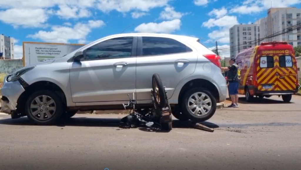 Jovem de moto vai parar debaixo de Ka e quebra a perna em cruzamento no Santa Cruz