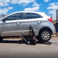 Jovem de moto vai parar debaixo de Ka e quebra a perna em cruzamento no Santa Cruz Imagem referente a Jovem de moto vai parar debaixo de Ka e quebra a perna em cruzamento no Santa Cruz