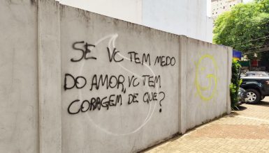 Pichação filosófica chama atenção no Centro de Cascavel e vira “debate existencial” Imagem referente a Pichação filosófica chama atenção no Centro de Cascavel e vira “debate existencial”