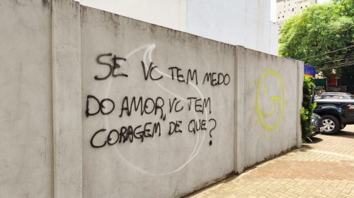 Pichação filosófica chama atenção no Centro de Cascavel e vira “debate existencial” Imagem referente a Pichação filosófica chama atenção no Centro de Cascavel e vira “debate existencial”