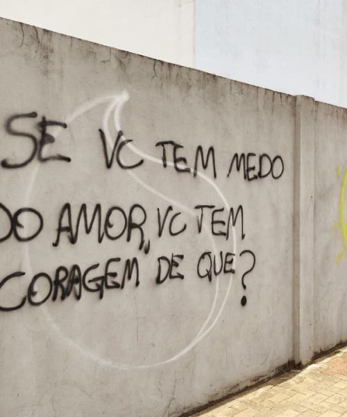 Pichação filosófica chama atenção no Centro de Cascavel e vira “debate existencial” Imagem referente a Pichação filosófica chama atenção no Centro de Cascavel e vira “debate existencial”