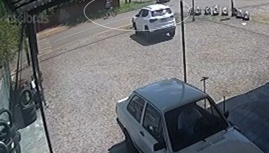 Câmera de segurança registra acidente entre ciclista e Jeep no Bairro Neva, em Cascavel Imagem referente a Câmera de segurança registra acidente entre ciclista e Jeep no Bairro Neva, em Cascavel