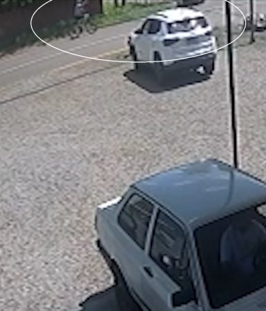 Câmera de segurança registra acidente entre ciclista e Jeep no Bairro Neva, em Cascavel Imagem referente a Câmera de segurança registra acidente entre ciclista e Jeep no Bairro Neva, em Cascavel