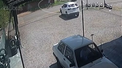 Câmera de segurança registra acidente entre ciclista e Jeep no Bairro Neva, em Cascavel Imagem referente a Câmera de segurança registra acidente entre ciclista e Jeep no Bairro Neva, em Cascavel