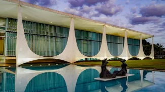 PF acha documentos no Alvorada e pede para interrogar Bolsonaro